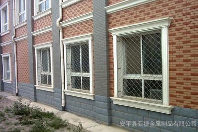 山东临沂镀锌美格网厂家——烟台动物园隔离菱形铁丝网防护网的高清细节解析